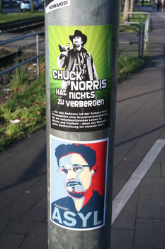 [Foto: 'Asyl für Snowden' und weiterer Aufkleber]
