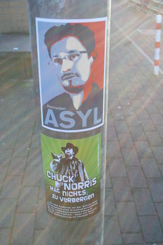 [Foto: 'Asyl für Snowden' und weiterer Aufkleber]