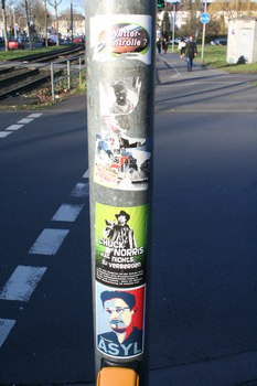 [Foto: 'Asyl für Snowden' und weitere Aufkleber]