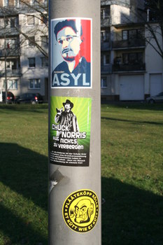[Foto: 'Asyl für Snowden' und weitere Aufkleber]