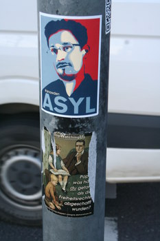 [Foto: 'Asyl für Snowden' und weiterer Aufkleber]