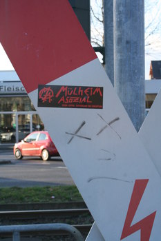 [Foto: Mülheim Asozial - Gegen Yuppies Deutschland und Dosenpfand]