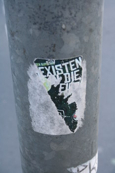 [Foto: Sexisten in die Eier ...]