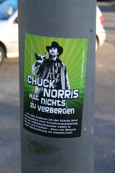 [Foto: Chuck Norris hat nichts zu verbergen]