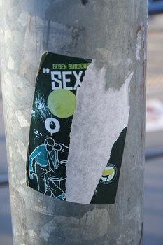 [Foto: Sexisten in die Eier ...]