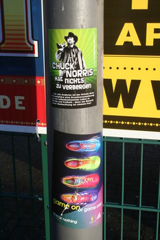 [Foto: 'Chuck Norris hat nichts zu verbergen' und weiterer Aufkleber]