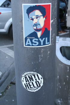 [Foto: 'Asyl für Snowden' und weiterer Aufkleber]