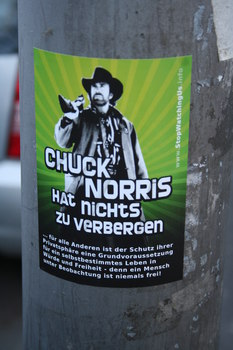 [Foto: Chuck Norris hat nichts zu verbergen]