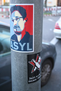 [Foto: 'Asyl für Snowden' und weiterer Aufkleber]