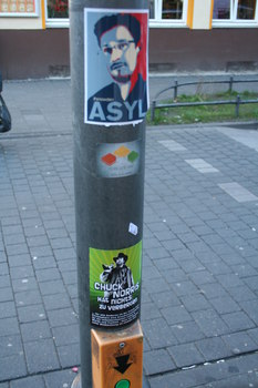 [Foto: 'Asyl für Snowden' und weiterer Aufkleber]