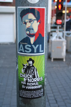 [Foto: 'Asyl für Snowden' und weiterer Aufkleber]