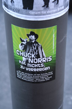 [Foto: Chuck Norris hat nichts zu verbergen]