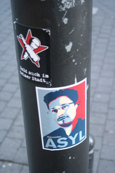 [Foto: 'Asyl für Snowden' und weiterer Aufkleber]