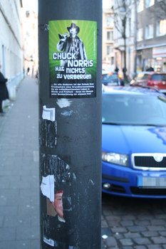 [Foto: 'Chuck Norris hat nichts zu verbergen' und weiterer Aufkleber]