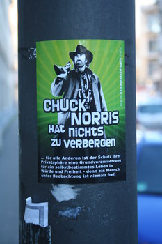 [Foto: Chuck Norris hat nichts zu verbergen]