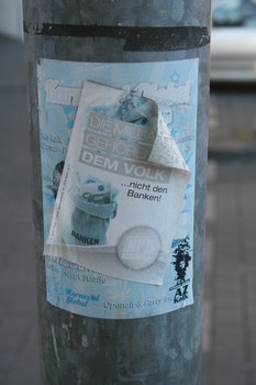 [Foto: 'Die Milliarden gehören dem Volk' und weitere Aufkleber]