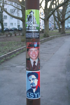 [Foto: 'Chuck Norris hat nichts zu verbergen' und weitere Aufkleber]