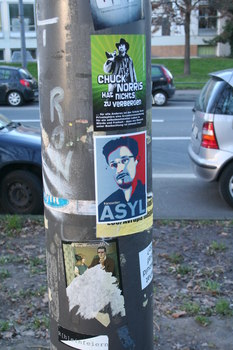 [Foto: 'Chuck Norris hat nichts zu verbergen' und weitere Aufkleber]