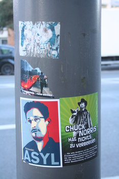 [Foto: 'Asyl für Snowden' und weitere Aufkleber]