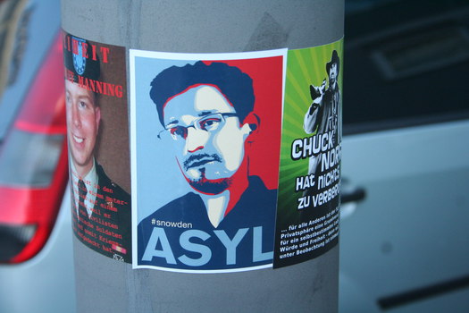 [Foto: 'Asyl für Snowden' und weitere Aufkleber]