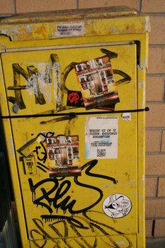 [Foto: 'Verfassungsschutz auflösen - Rassismus bekämpfen!' und weitere Aufkleber]