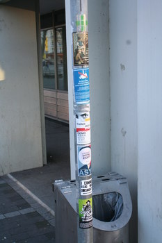 [Foto: 'Chuck Norris hat nichts zu verbergen' und weitere Aufkleber]