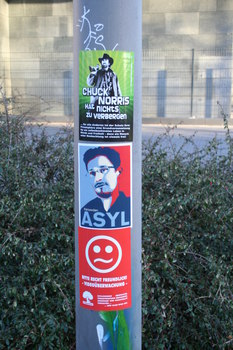 [Foto: 'Chuck Norris hat nichts zu verbergen' und weitere Aufkleber]