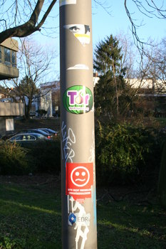 [Foto: 'Freiheit statt Angst 2013' und weitere Aufkleber]