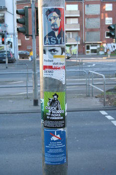[Foto: 'Asyl für Snowden' und weitere Aufkleber]