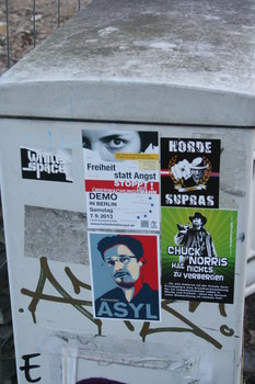 [Foto: 'Asyl für Snowden' und weitere Aufkleber]