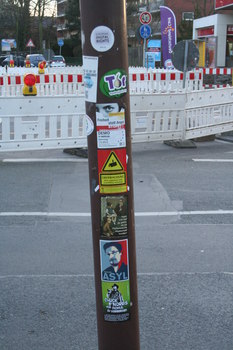 [Foto: 'Chuck Norris hat nichts zu verbergen' und weitere Aufkleber]