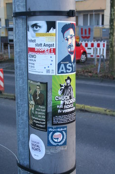 [Foto: 'Freiheit statt Angst 2013' und weitere Aufkleber]
