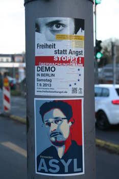 [Foto: 'Asyl für Snowden' und weiterer Aufkleber]