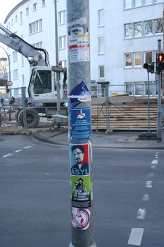[Foto: 'Asyl für Snowden' und weitere Aufkleber]