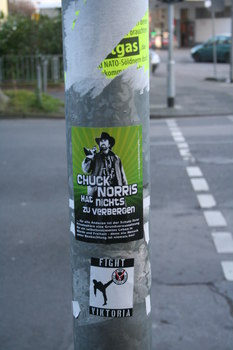 [Foto: 'Chuck Norris hat nichts zu verbergen' und weitere Aufkleber]
