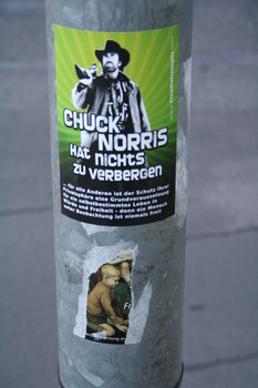 [Foto: 'Chuck Norris hat nichts zu verbergen' und weiterer Aufkleber]