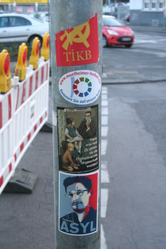[Foto: 'Asyl für Snowden' und weitere Aufkleber]