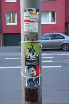 [Foto: 'Asyl für Snowden' und weitere Aufkleber]