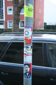 [Foto: 'Asyl für Snowden' und weitere Aufkleber]