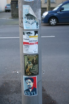[Foto: 'Asyl für Snowden' und weitere Aufkleber]