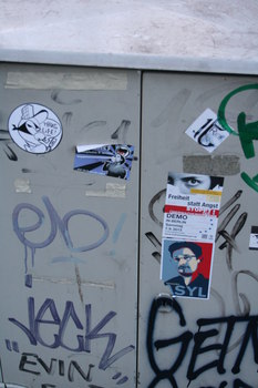[Foto: 'Asyl für Snowden' und weitere Aufkleber]
