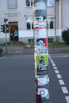 [Foto: 'Chuck Norris hat nichts zu verbergen' und weitere Aufkleber]