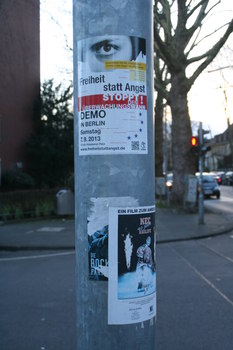 [Foto: 'Freiheit statt Angst 2013' und weitere Aufkleber]
