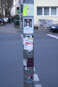 [Foto: 'Freiheit statt Angst 2013' und weitere Aufkleber]