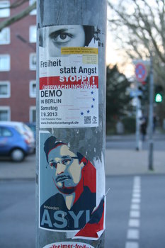 [Foto: 'Asyl für Snowden' und weitere Aufkleber]