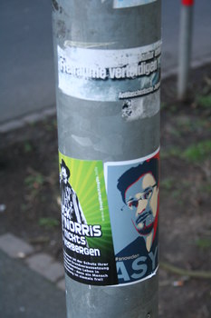 [Foto: 'Asyl für Snowden' und weitere Aufkleber]