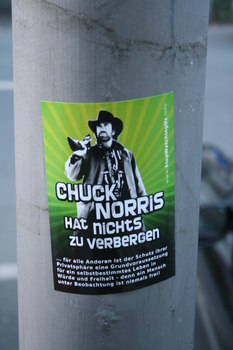 [Foto: Chuck Norris hat nichts zu verbergen]