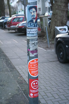 [Foto: 'Asyl für Snowden' und weitere Aufkleber]