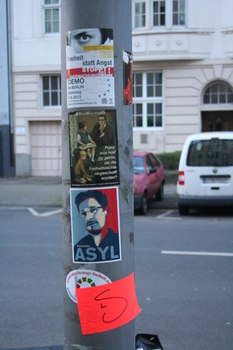 [Foto: 'Asyl für Snowden' und weitere Aufkleber]