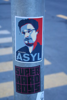 [Foto: 'Asyl für Snowden' und weiterer Aufkleber]